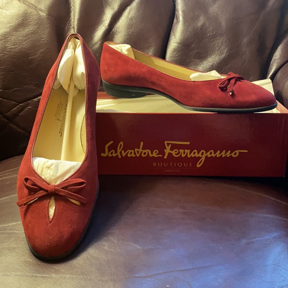 SALVATORE FERRAGAMO 🔴 NTW 🔴 Cherry Suede Flats